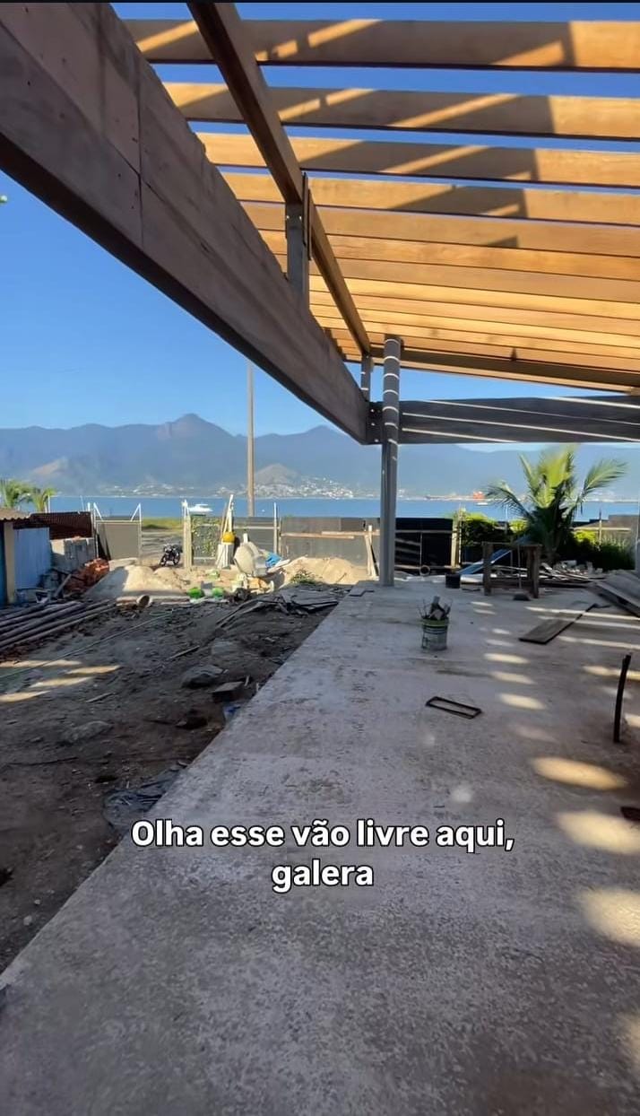 Estrutura de cobertura com grande vão livre em execução