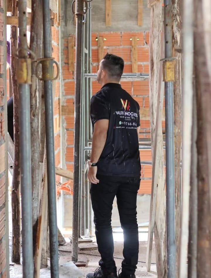 Engenheiro Valdir Nogueira acompanhando uma estrutura em execução