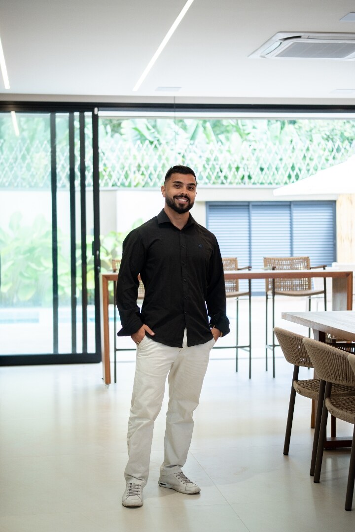 Engenheiro Civil Valdir Nogueira em uma obra contemporânea