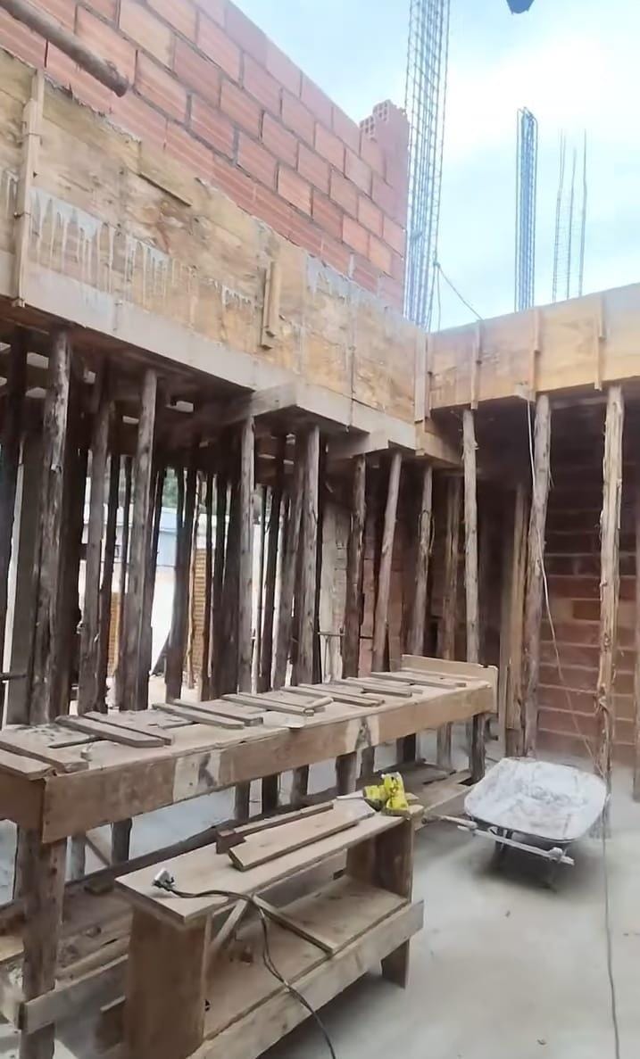 Estrutura de concreto e alvenaria durante a construção