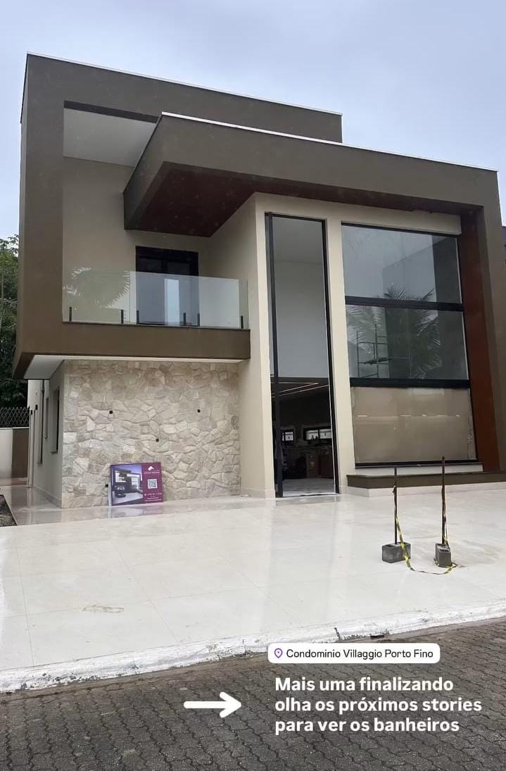 Residência contemporânea concluída no condomínio Villaggio Porto Fino
